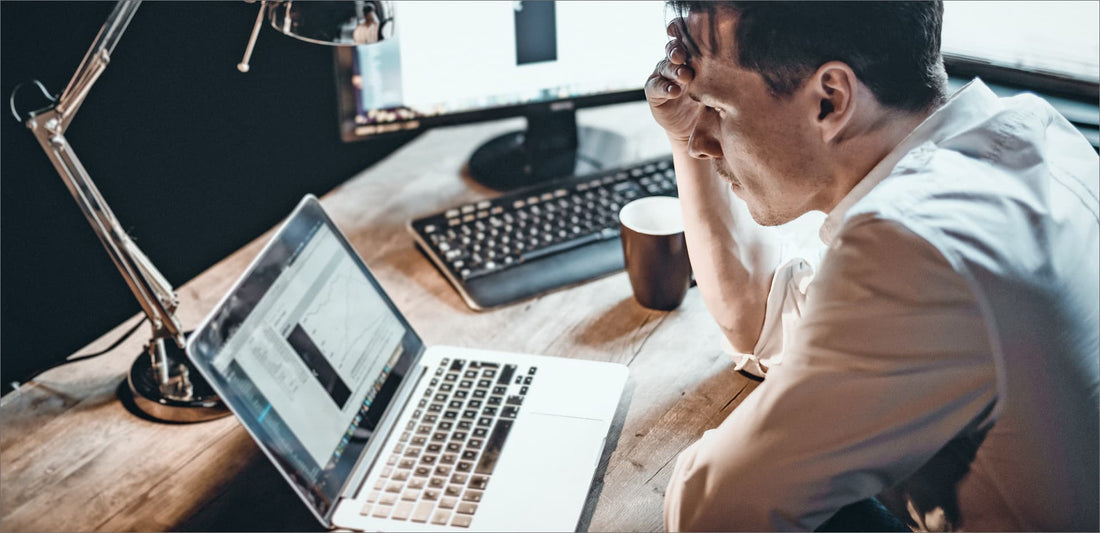 Ehemaliger Sportler plant konzentriert sein E-Commerce-Business am Laptop – Transformation von Sportkarriere zu erfolgreichem Shopify-Online-Shop