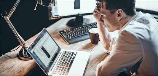 Ehemaliger Sportler plant konzentriert sein E-Commerce-Business am Laptop – Transformation von Sportkarriere zu erfolgreichem Shopify-Online-Shop